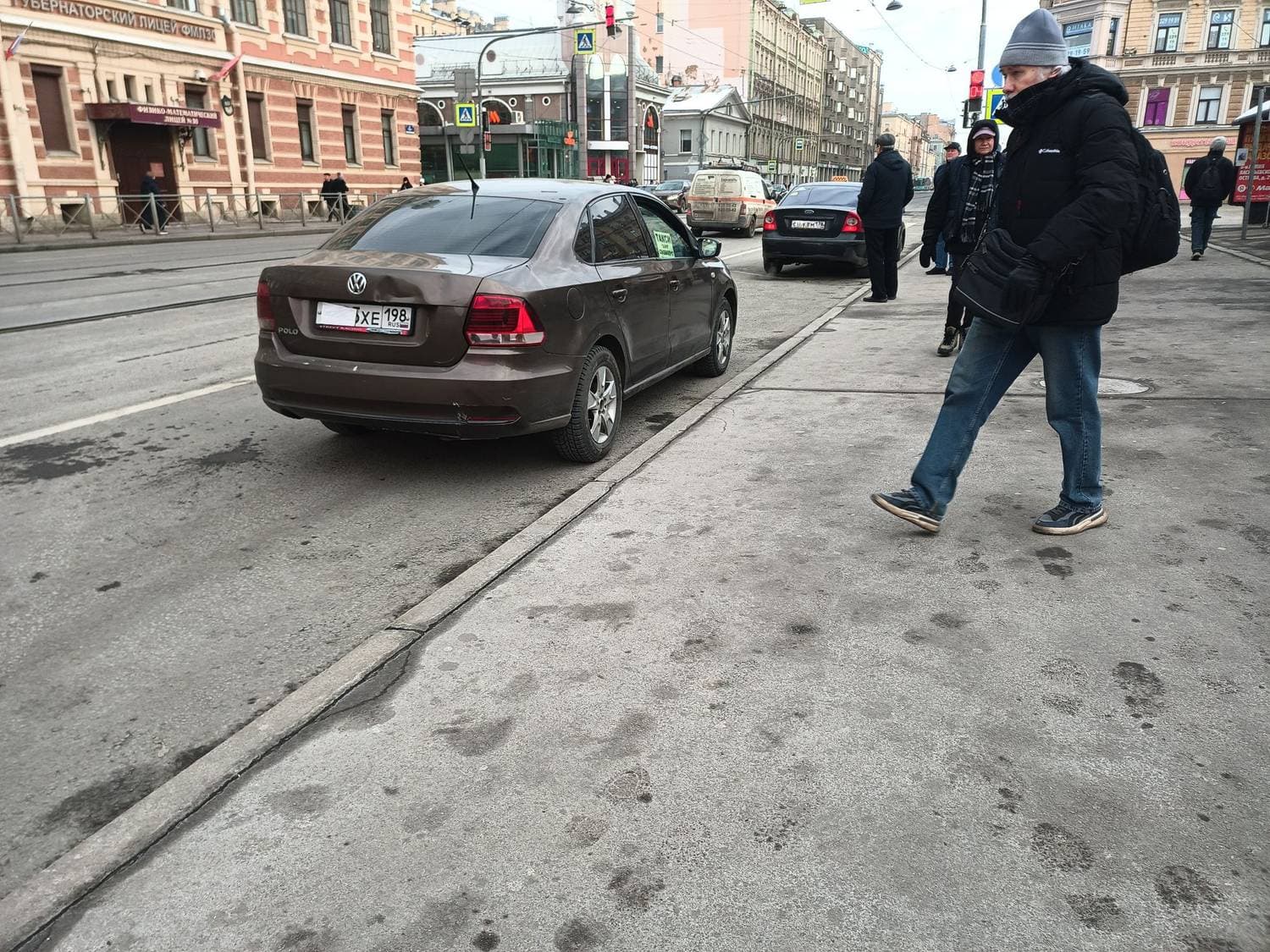 Реализм в СПб у метро Василеостровская. они предполагали что будут платить.