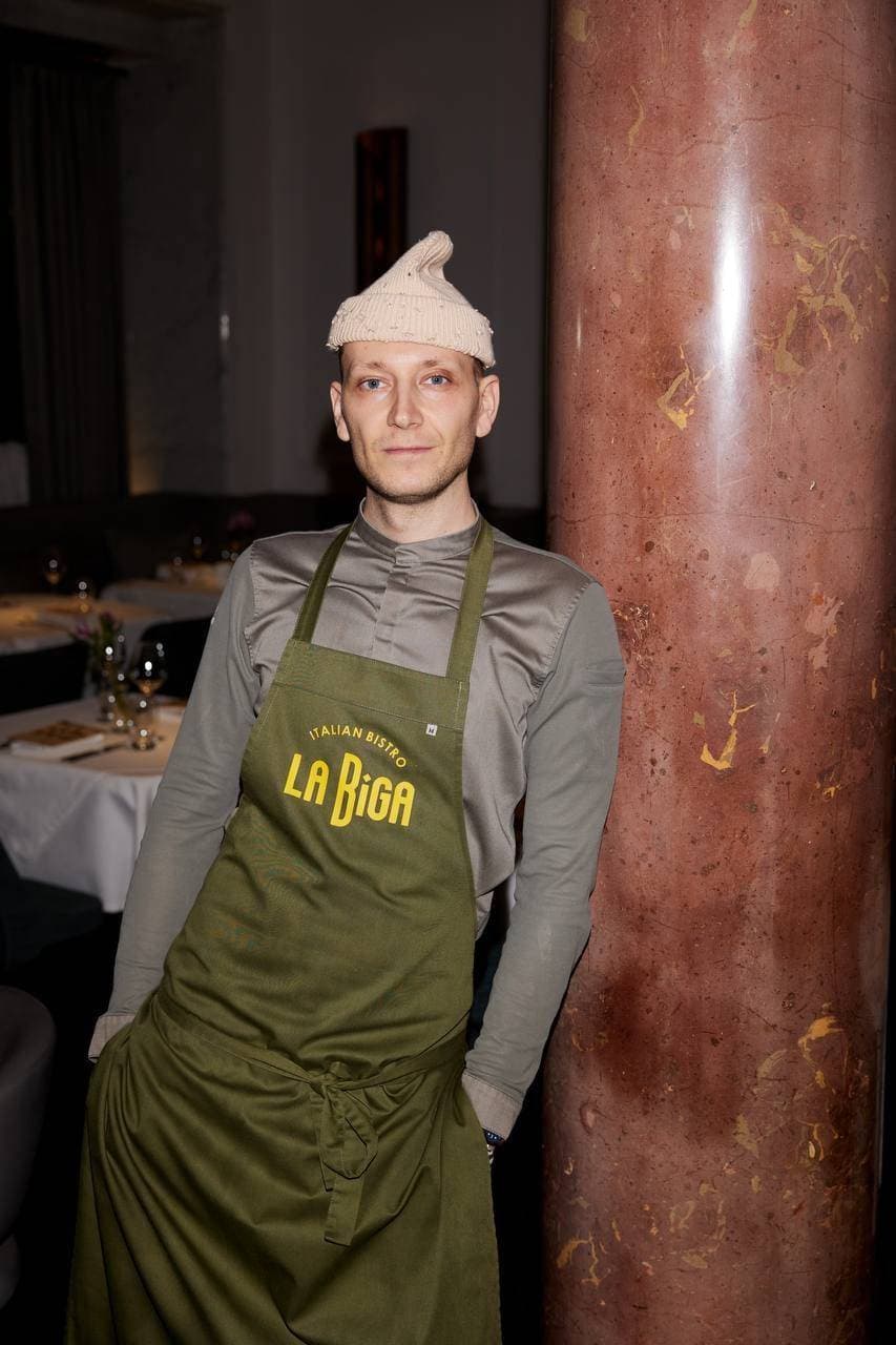 21 марта в ресторан HITCH Italian Rustic к шеф-повару Ивану Лучкину приедет  концепт-шеф La Biga pizza & pasta Антон Исаков и представит спешл-меню из 4 блюд, включая десерт с оригинальной подачей. 

Для новой концепции рустика в HITCH Антон подготовил блюда, которые поддерживают традиционную итальянскую кухню, но при этом позволяют взглянуть на нее по-новому. В меню хлебные пичи со сморчками и топлеными сливками, палтус из печи с зелеными овощами в соусе берблан, цыпленок с печеным чесноком и ньокки и панна-котта из La Biga italian bistro, которую готовят при гостях. 

Начало в 19:00
+7 (812) 943-01-10

@sysoevfmspb