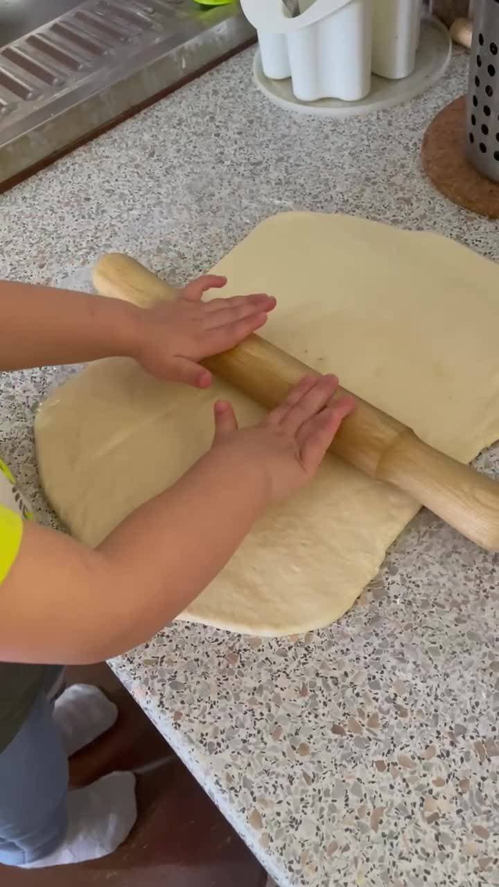 Моя девочка 💖
Готовили пиццу, Алиса все помогала делать. Вышло очевкусно)
#семья #доча #готовим #домашняяпицца