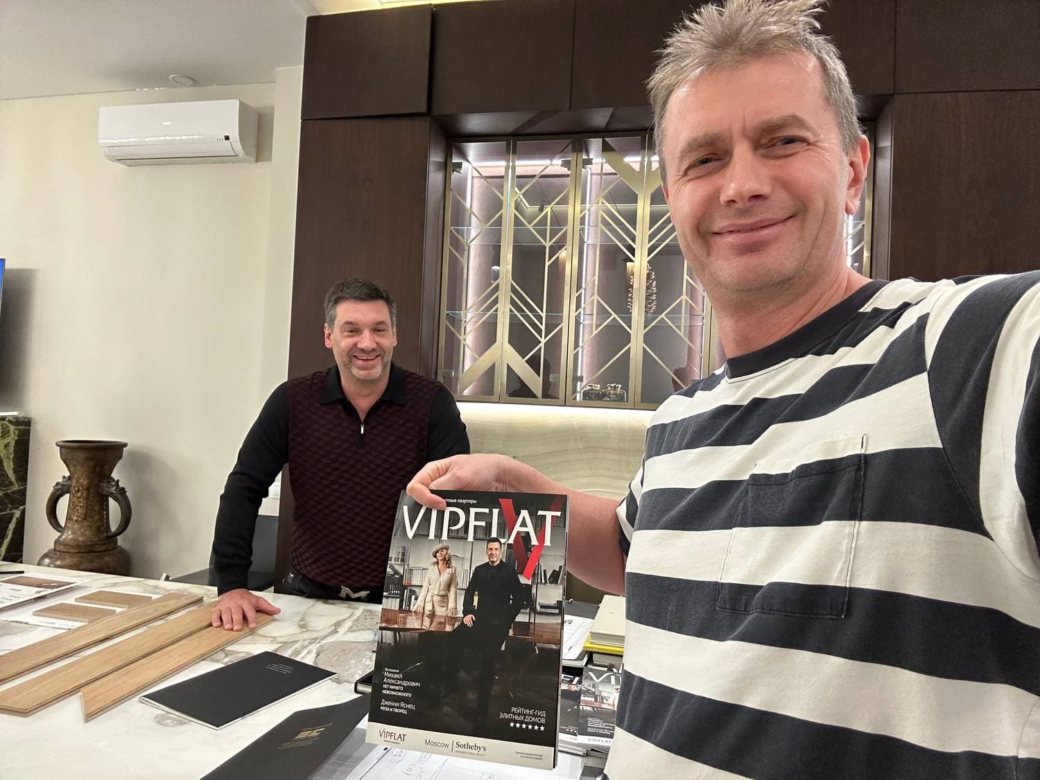 У Михаила в галерее.)