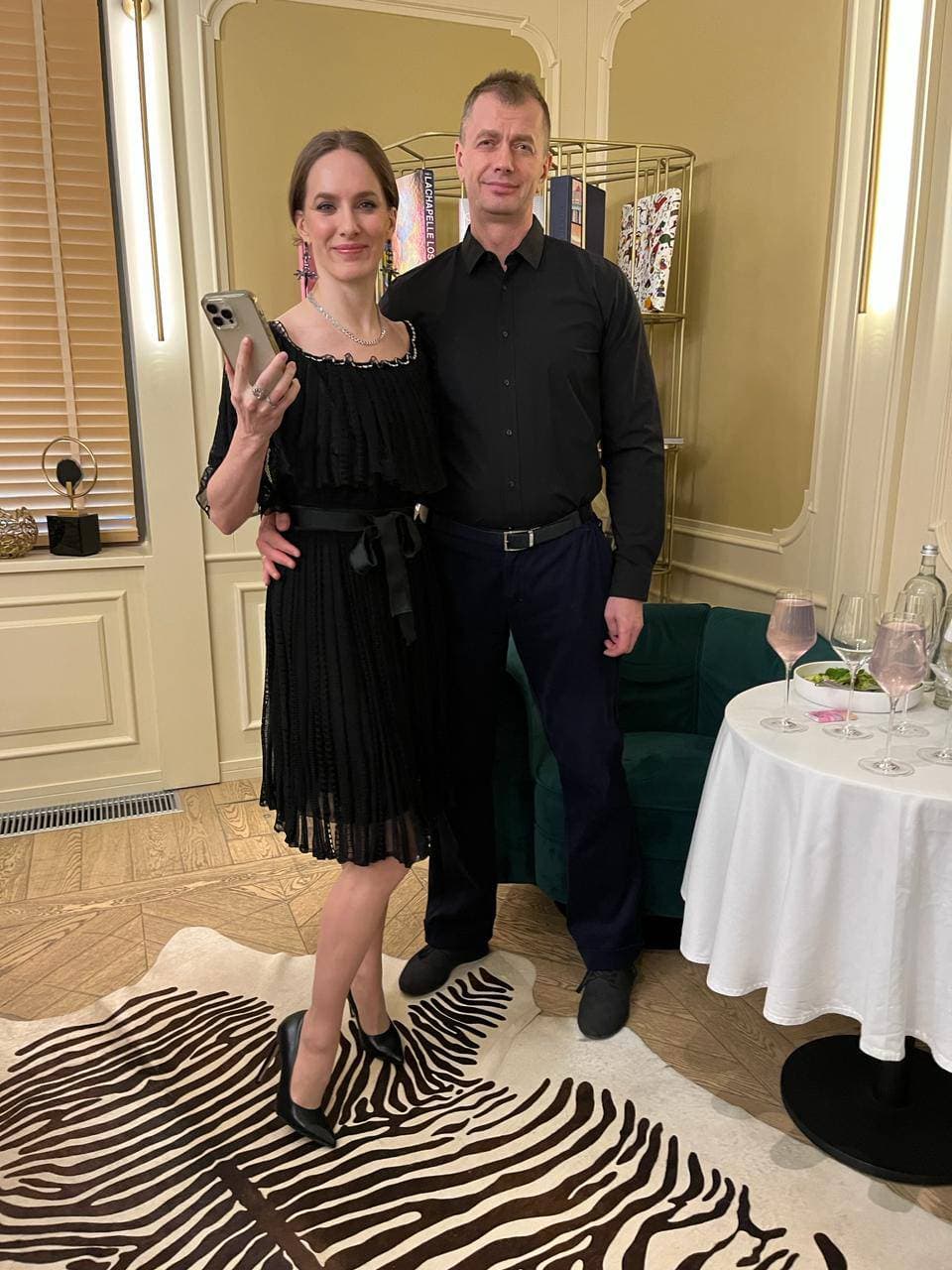 С любимым мужем и друзьями🥰
