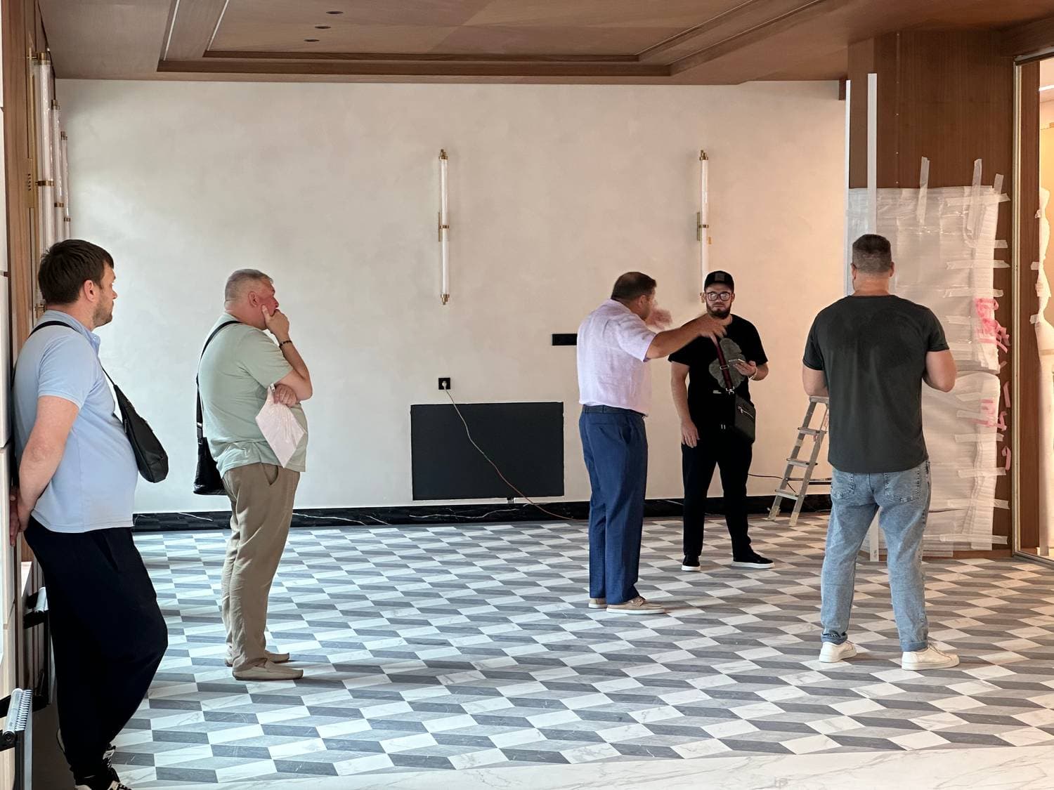 Сегодня решали по раздвижной стене в переговорную.)