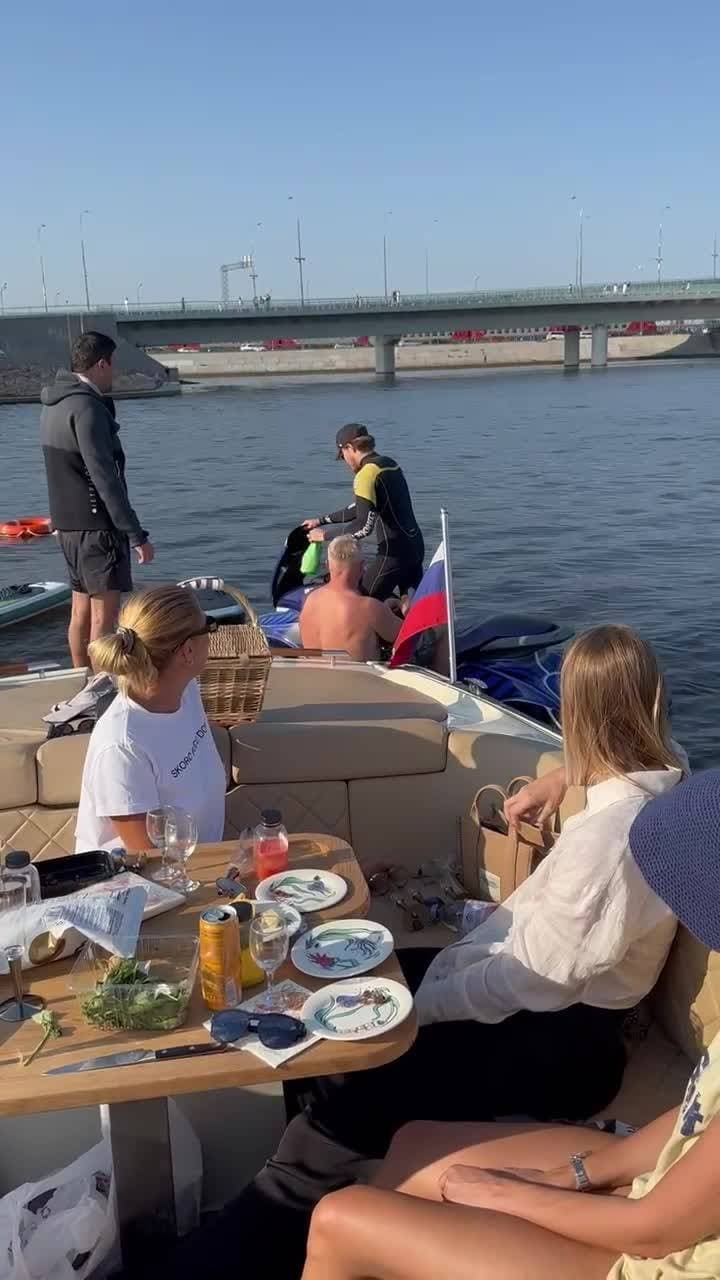 Сегодня очень жаркий день, и вода теплая.)