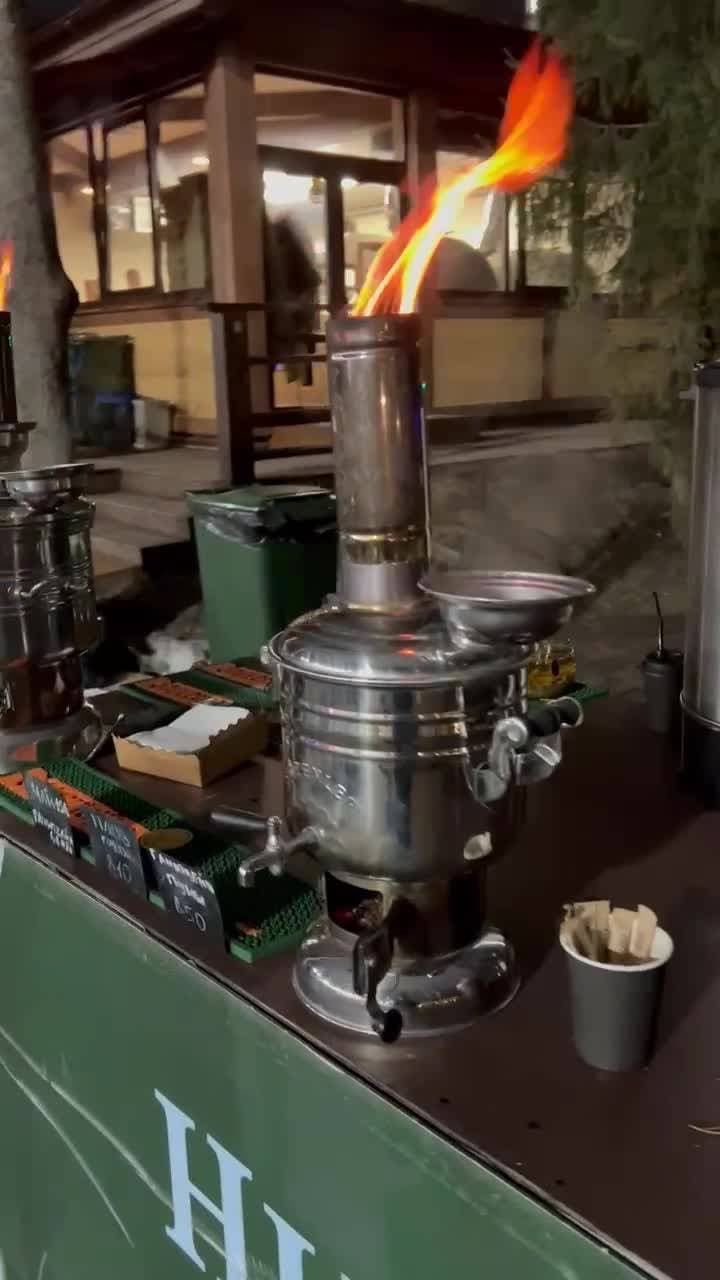 И чай из самовара, обязательно..!