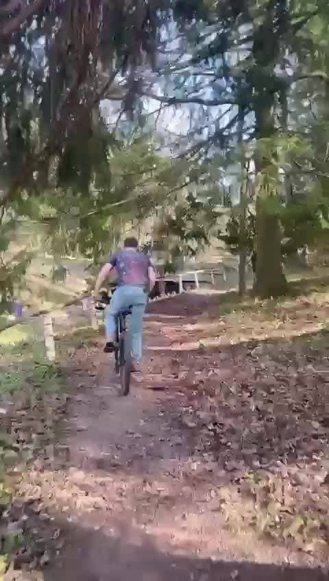 🚵🌼🌼🌼
Я буду долго гнать велосипед,
В глухих лугах его остановлю,
Hарву цветов и подарю букет
Той девушке, которую люблю)