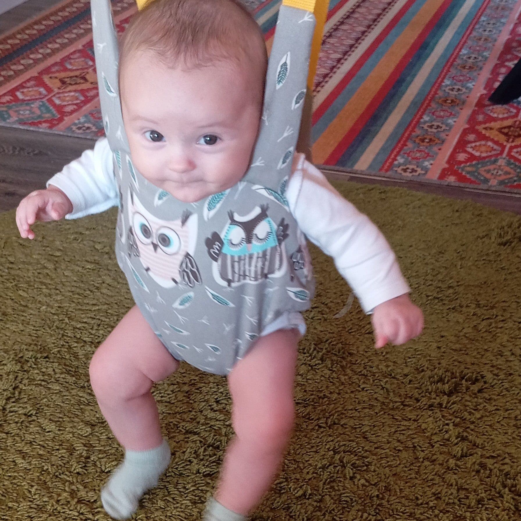 мама купила Лизоньке прыгунки, малышка очень довольна 😍