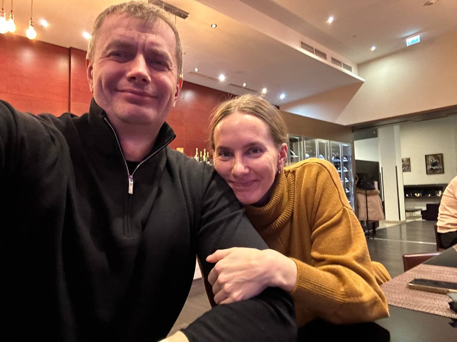 На ужине в Рэдисоне, первый раз за три дня, нормально поели.)