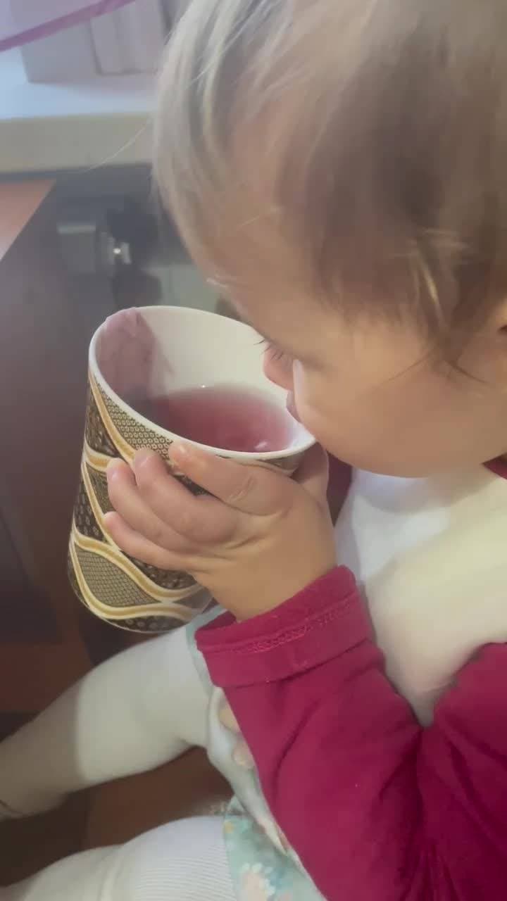 Попила чай называется 😄
А все потому что в мамы вкуснее 😂
Она вот только что поела, мы помыли руки и я села пить чай.. 🙈😂
#дети #доброеутро #доча #завтрак #еда #чай #семья #утро