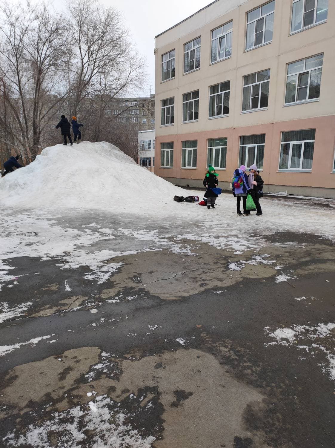 в школьном дворе - горка