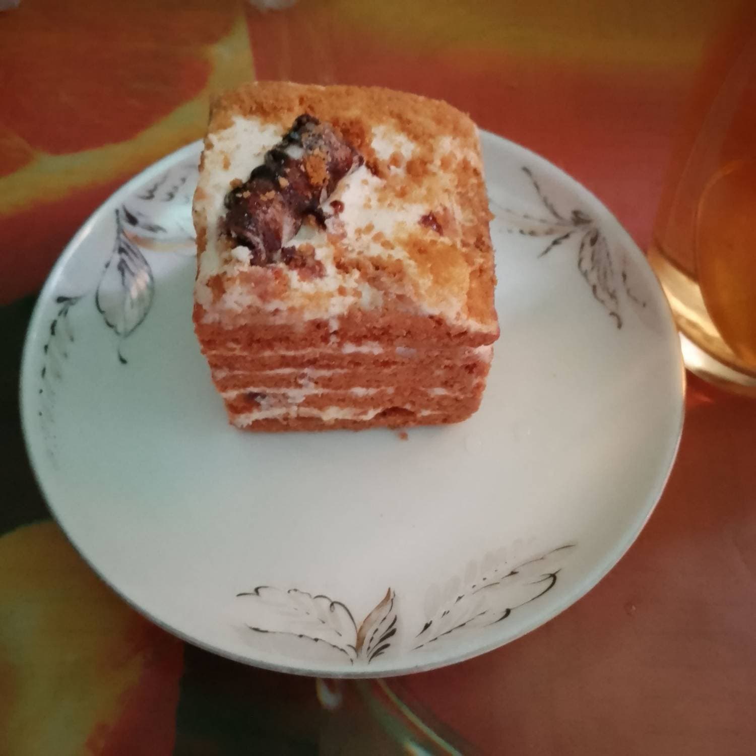 пробую новую пироженку медовик 😋