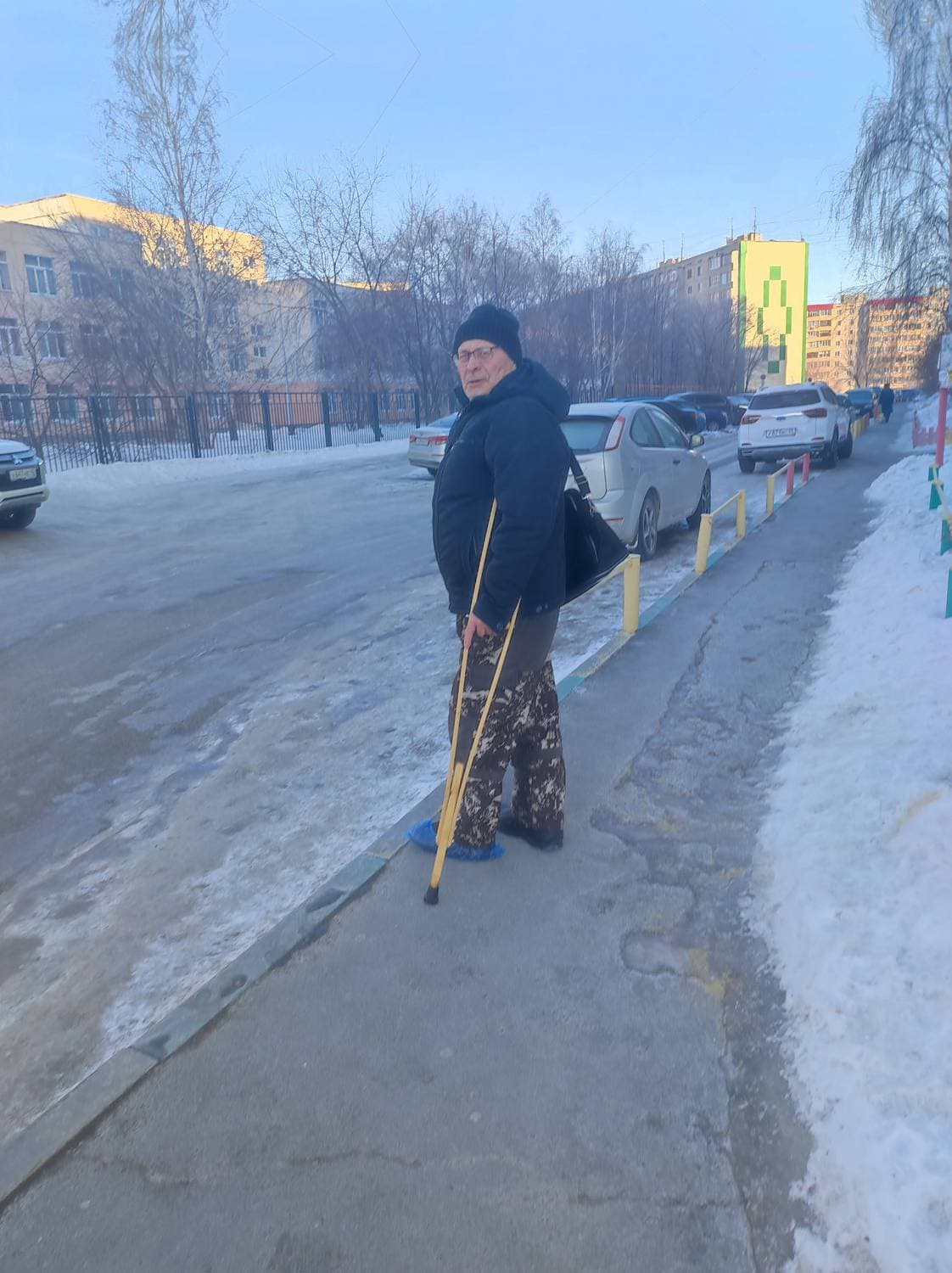 дедушка на прогулке с костылями