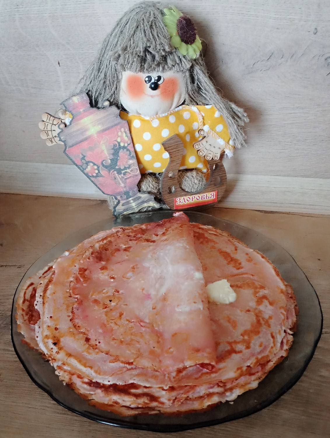 С началом Масленицы 🥞,решила поэкспериментировать добавить в тесто свекольный сок,для розового оттенка 😃