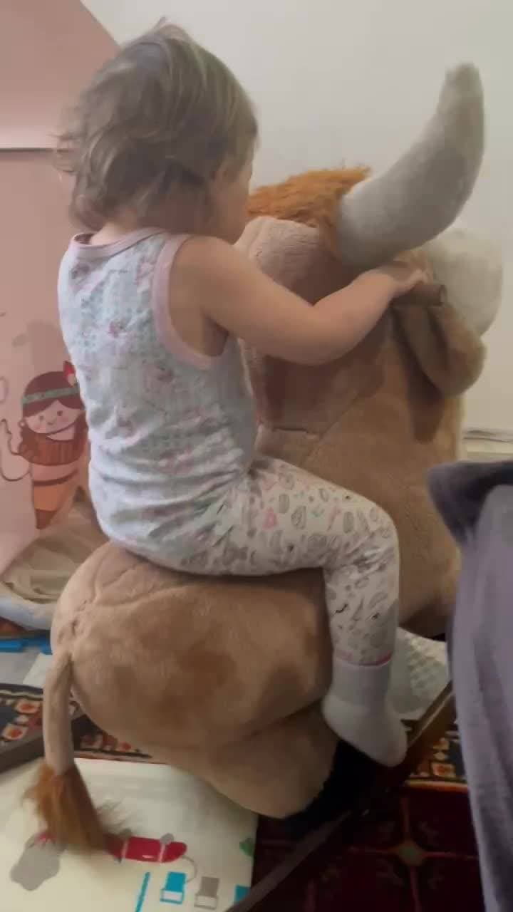 Неожиданно Алиса вспомнила про быка 😁
Кач кач.. скоро лето и будем качаться на уличныч качелях 😍
#семья #дети #доча #игры #ждемлето