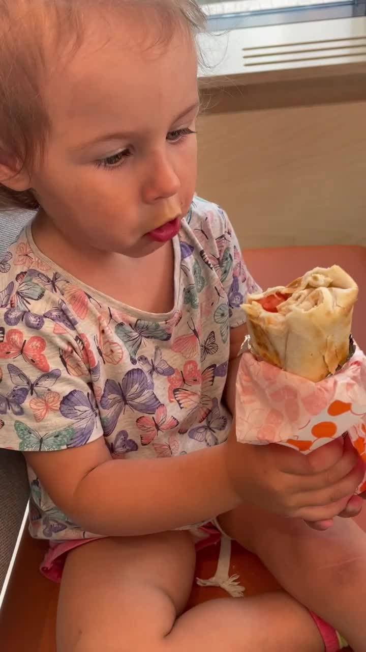 Нагулялись и зашли покушать ☀️🥰 Алиса сьела всю мою еду 😂