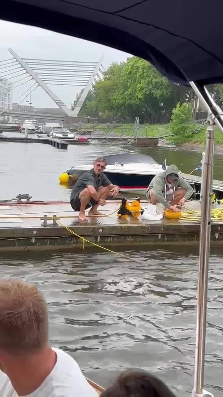 Паша с Женей малька разводят.)