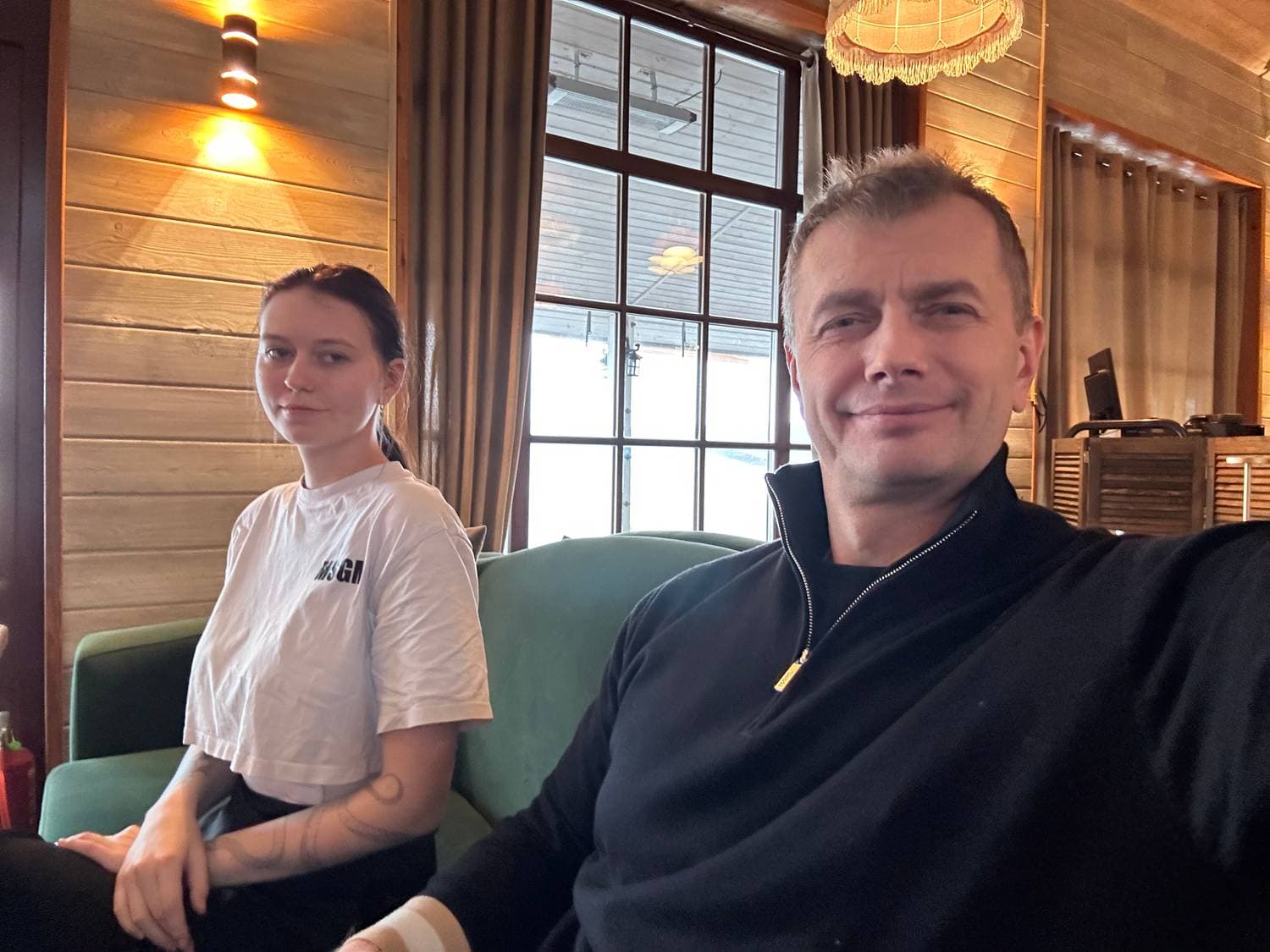 На завтраке.)❤️