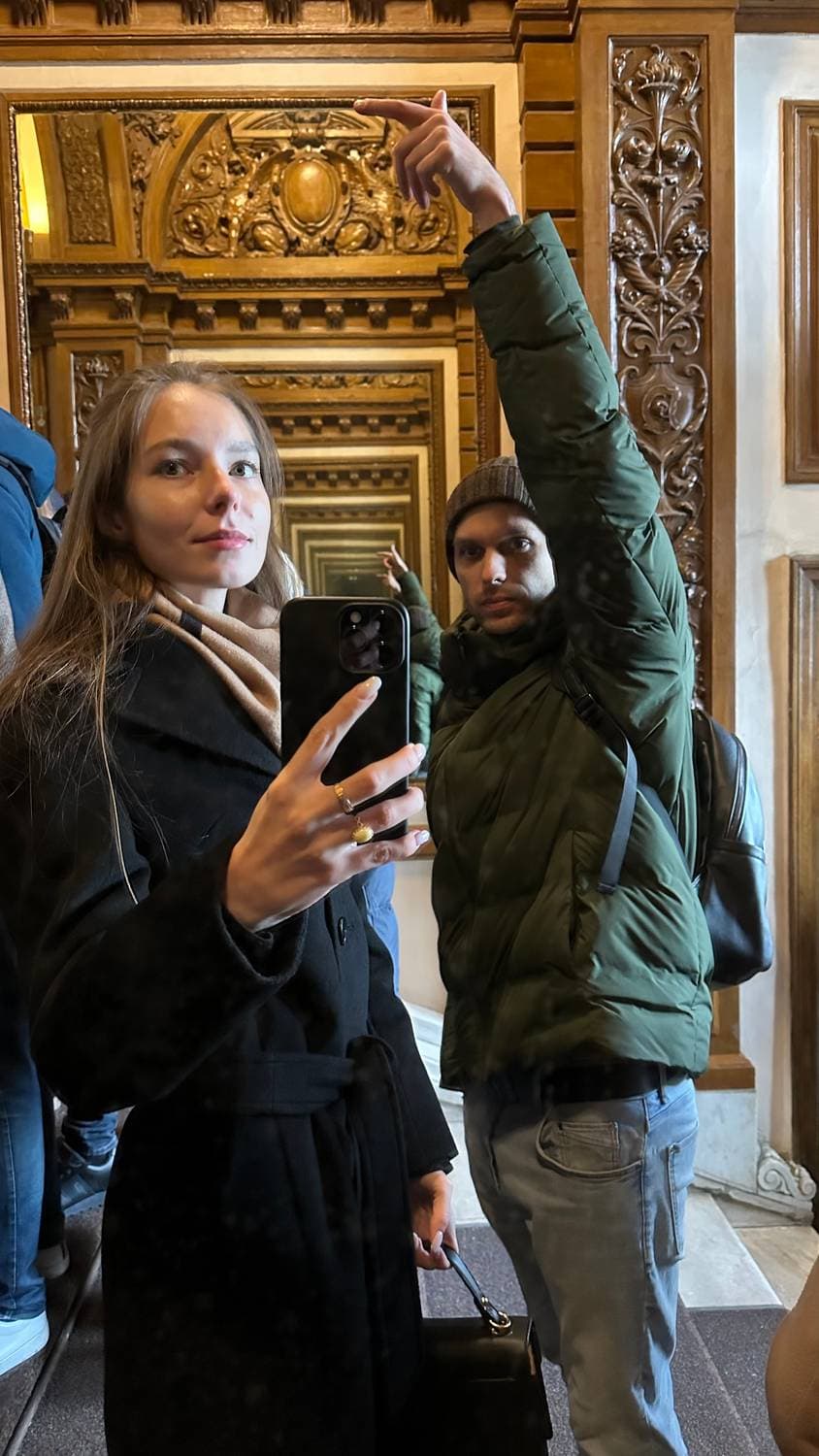 С 7 утра в очереди в самый красивый загс ☺️ мы были 45ые, взяли и дату и время нужное 🔥 на часах 13:14, едем домой