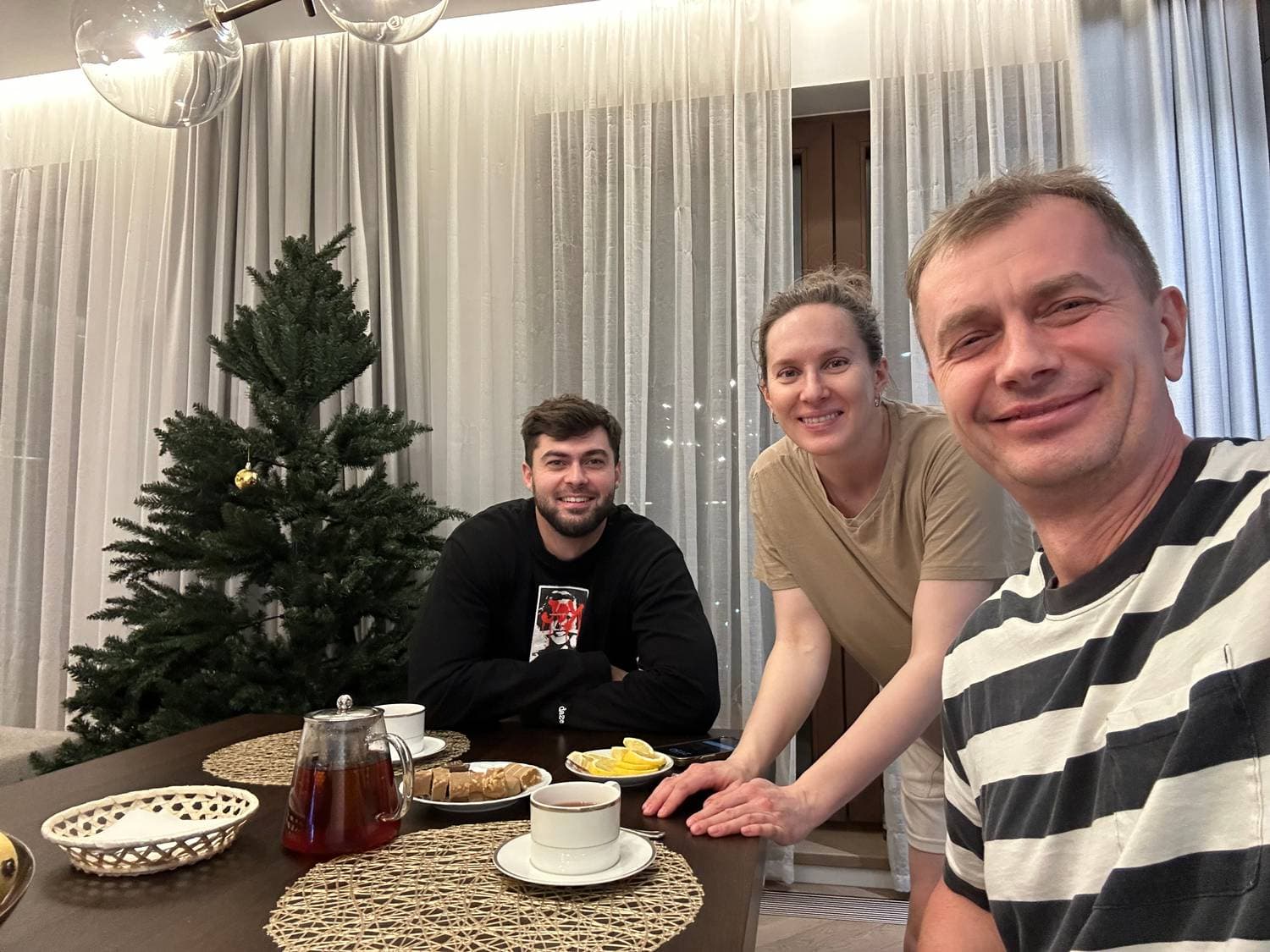 Вова привез живого осетра, вечером его отпустили в Неву.)